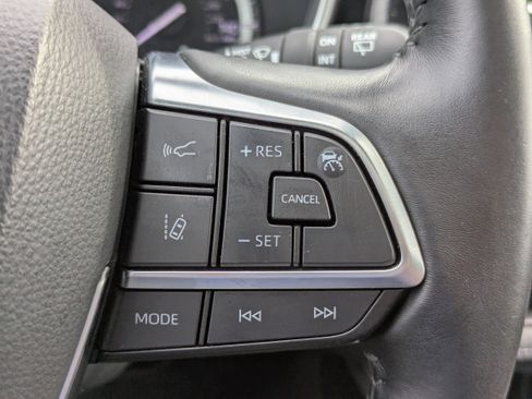 Used 2020 Toyota Highlander XLE image 22