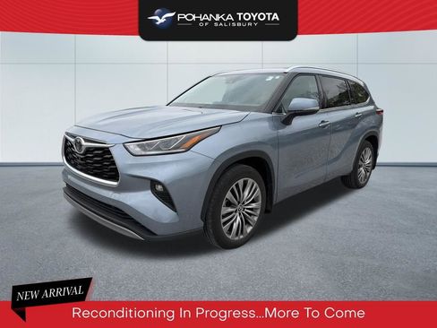 Used 2022 Toyota Highlander Platinum AWD/4WD image 1