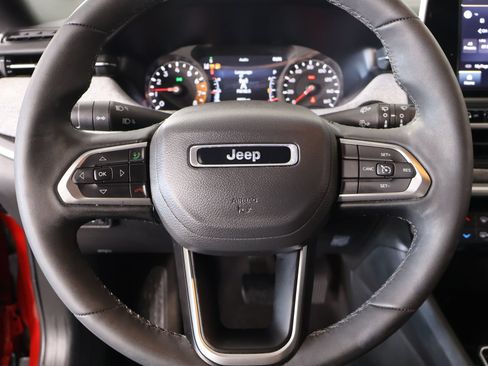 Used 2025 Jeep Compass Latitude AWD/4WD image 3