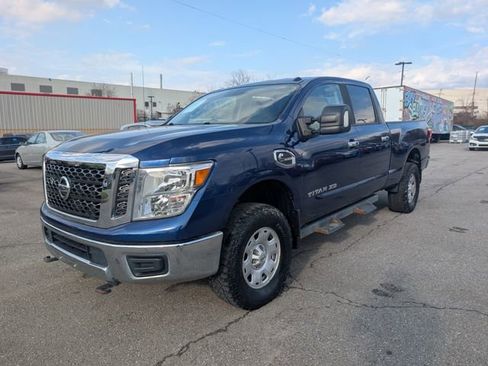 Used 2017 Nissan Titan SV image 3