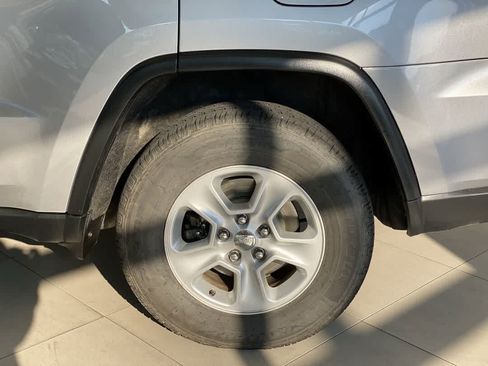 Used 2017 Jeep Grand Cherokee Laredo AWD/4WD image 13