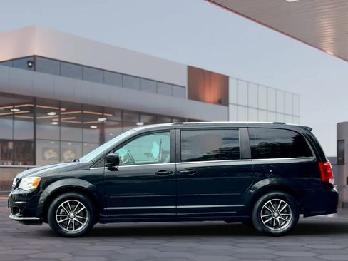 Used 2017 Dodge Grand Caravan SXT image 5
