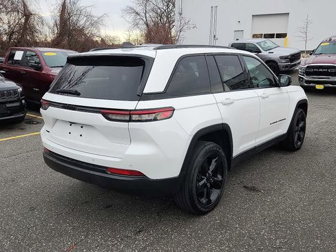 Used 2023 Jeep Grand Cherokee Altitude image 6