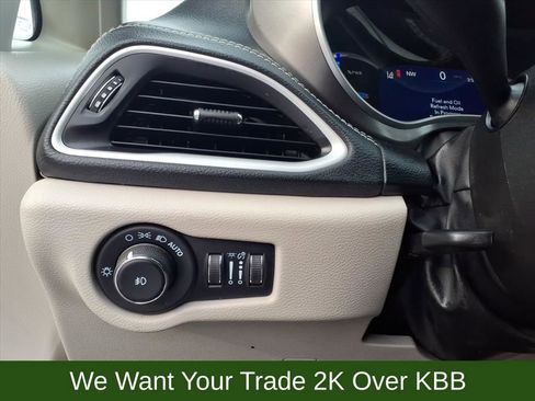 Used 2023 Chrysler Pacifica Touring-L image 19