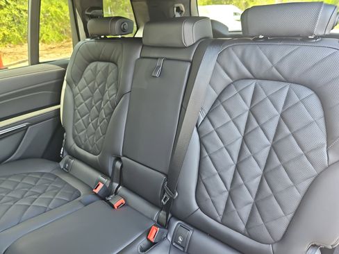 New 2026 BMW X7 xDrive40i w/ M Sport Package AWD/4WD image 14