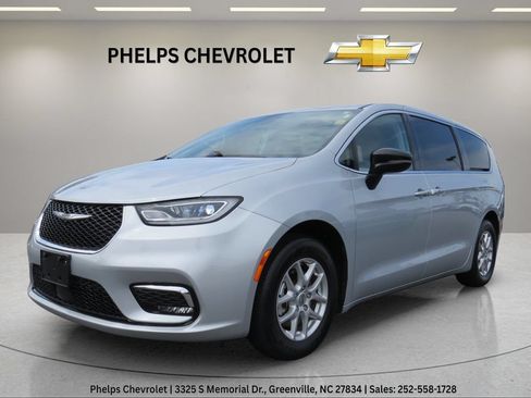 Used 2024 Chrysler Pacifica Touring-L FWD image 5