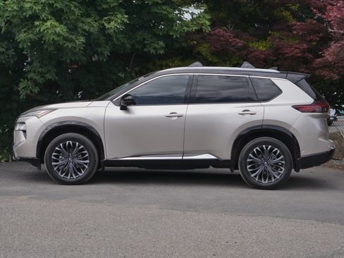 Certified 2025 Nissan Rogue Platinum w/ Platinum Premium Package AWD/4WD image 16