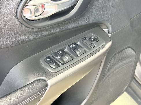 Used 2019 Jeep Cherokee Latitude Plus w/ Comfort/Convenience Group FWD image 11