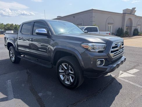 Used 2019 Toyota Tacoma Limited RWD image 3
