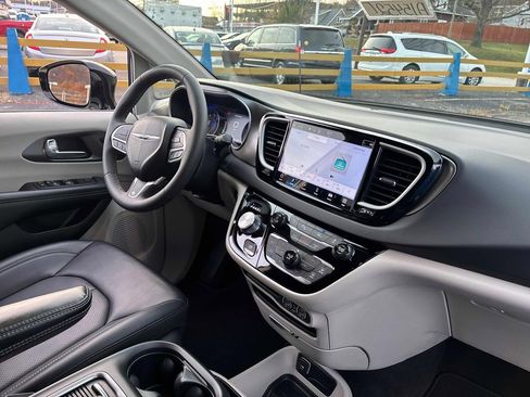 Used 2024 Chrysler Pacifica Touring-L image 58