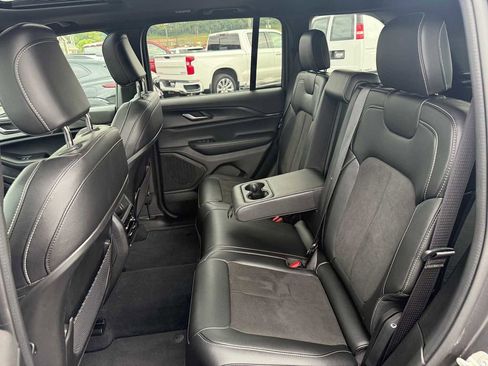 Used 2024 Jeep Grand Cherokee Altitude image 36