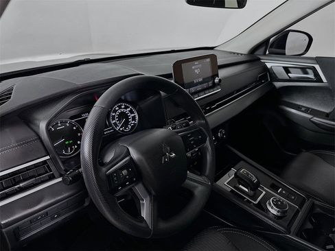 Used 2024 Mitsubishi Outlander ES image 10