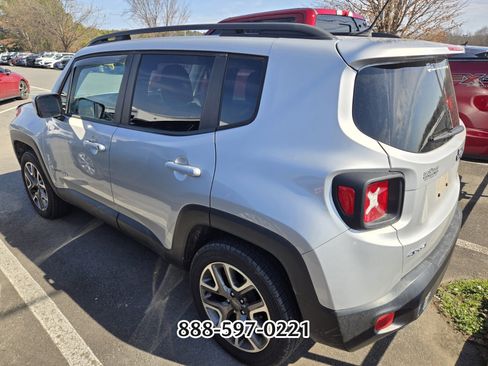 Used 2017 Jeep Renegade Latitude w/ Popular Equipment Group image 4