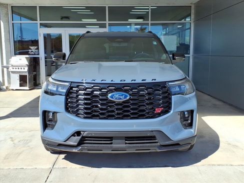 Used 2025 Ford Explorer ST image 2