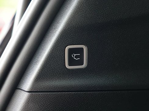 Used 2024 Chrysler Pacifica Limited FWD image 16
