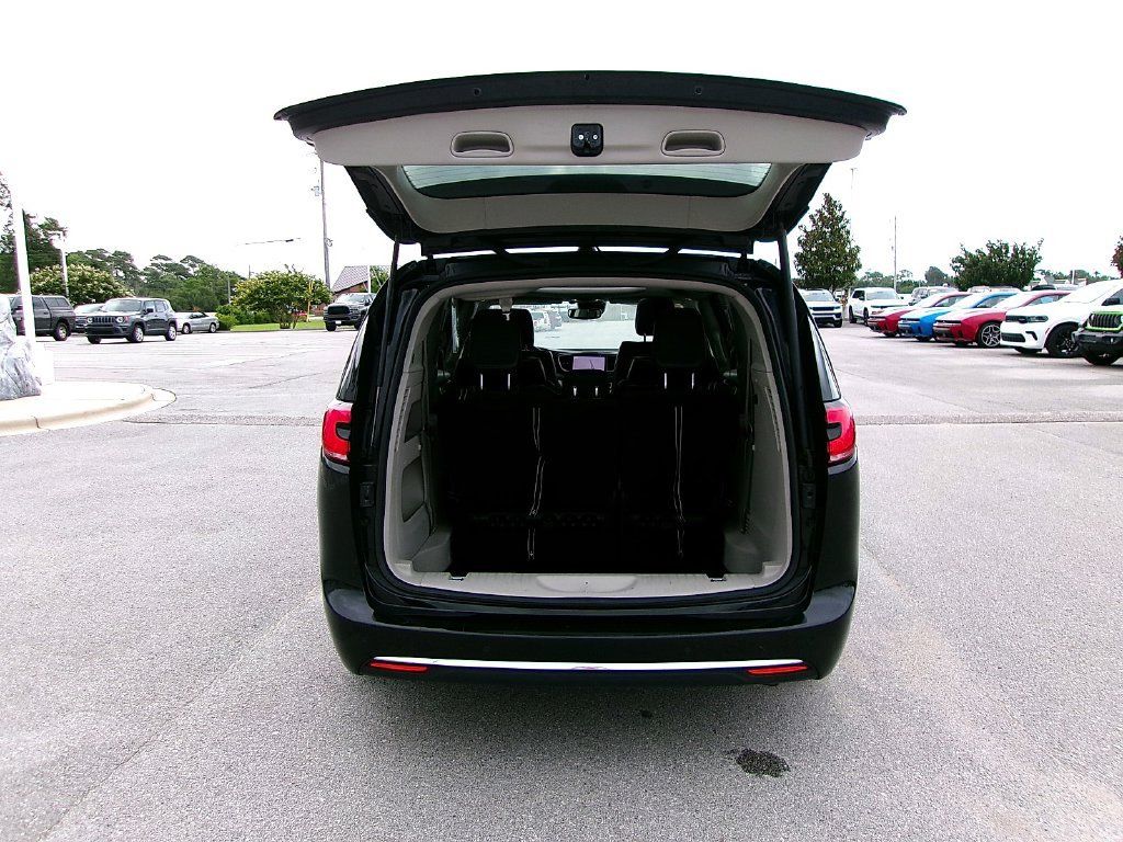Used 2024 Chrysler Pacifica Limited FWD image 17