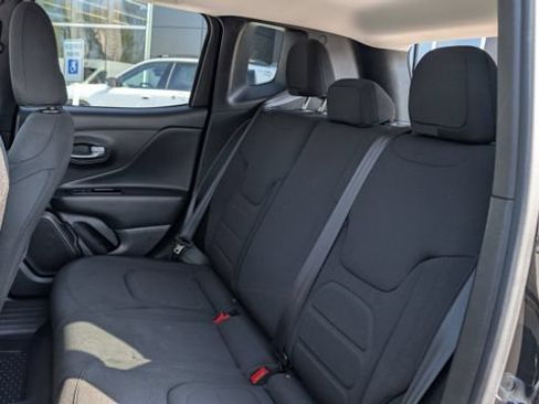 Used 2022 Jeep Renegade Latitude AWD/4WD image 11