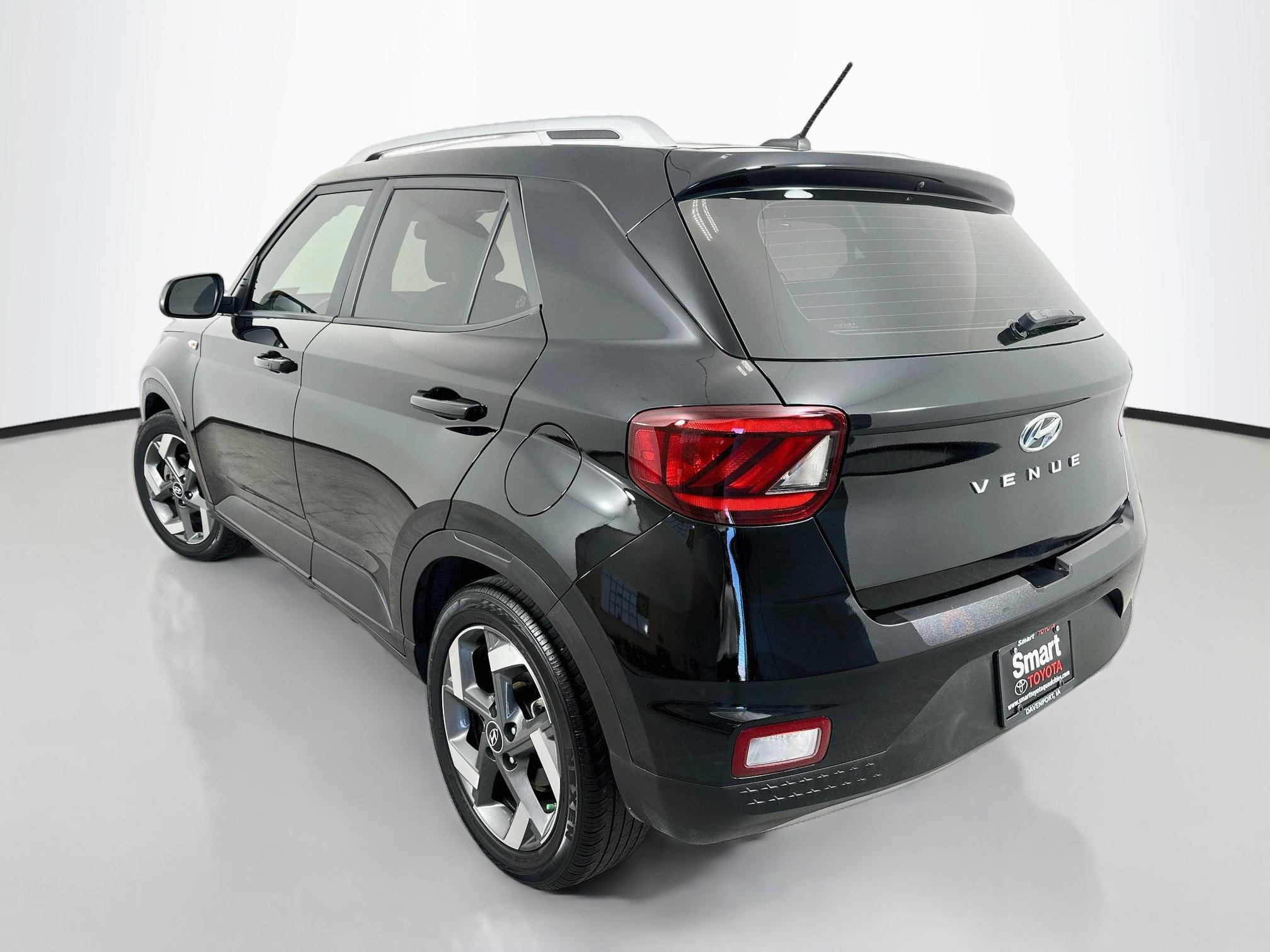Used 2024 Hyundai Venue SEL FWD image 5
