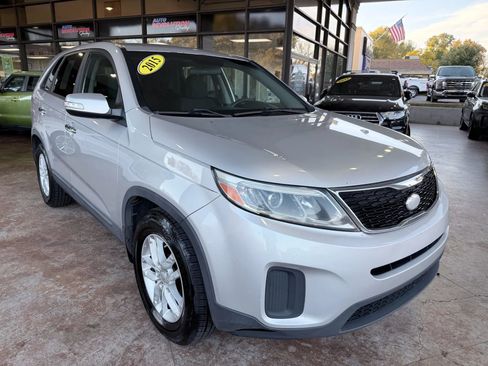 Used 2015 Kia Sorento LX image 1