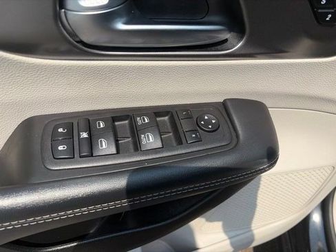 Used 2023 Chrysler Pacifica Touring-L FWD image 14
