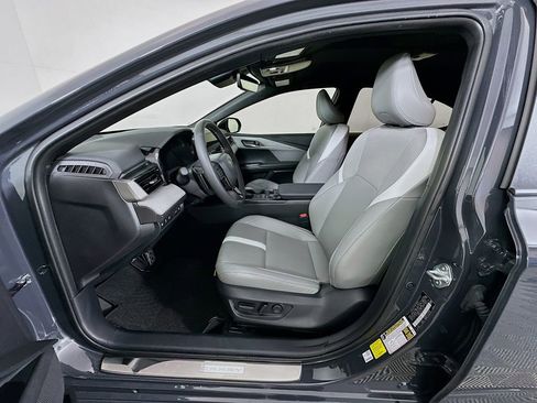 Used 2025 Toyota Camry SE w/ Convenience Package image 20