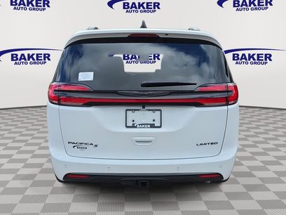New 2026 Chrysler Pacifica Limited w/ Uconnect Theater Family Group