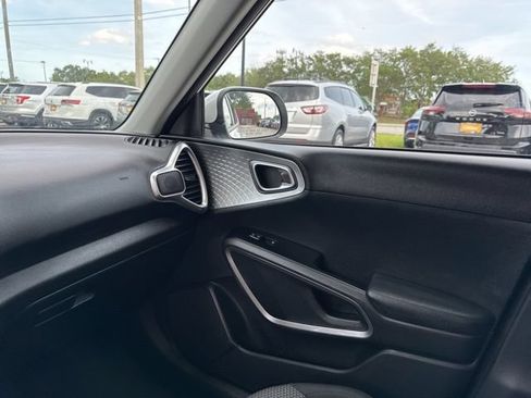 Used 2025 Kia Soul LX w/ LX Technology Package FWD image 29
