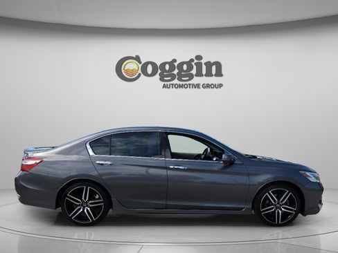 Used 2017 Honda Accord Touring image 6