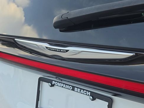 Used 2023 Chrysler Pacifica Touring-L FWD image 10