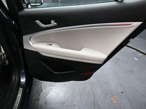 Used 2025 Genesis G70 2.5T image 36