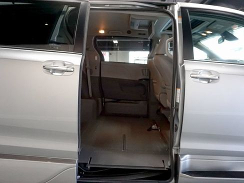 Used 2019 Toyota Sienna XLE Premium FWD image 36