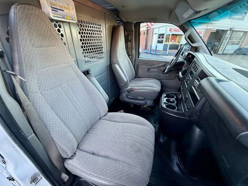 Used 2017 Chevrolet Express 3500 image 9