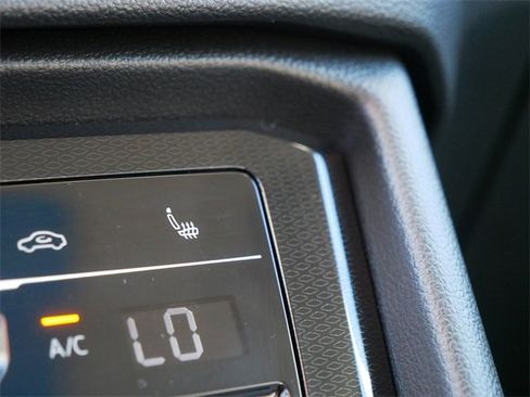 Certified 2025 Volkswagen Taos SE image 36