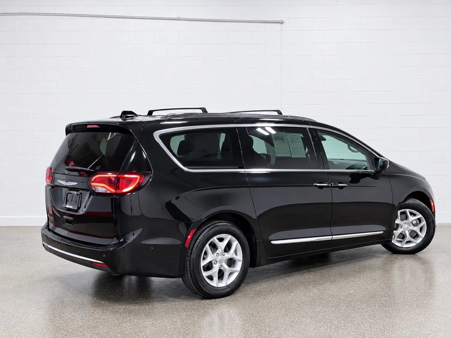 Used 2017 Chrysler Pacifica Touring-L Plus w/ Advanced Safetytec Group FWD image 3