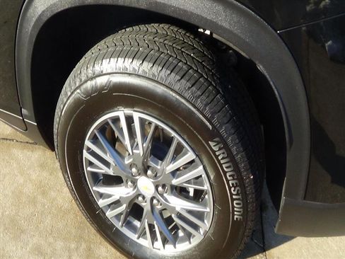 Used 2025 Chevrolet Traverse LT image 10