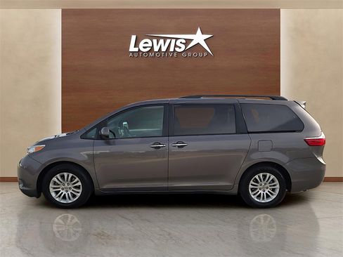 Used 2016 Toyota Sienna XLE image 2