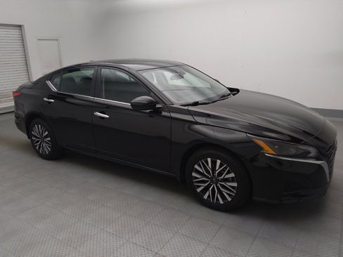 Used 2023 Nissan Altima 2.5 SV w/ SV Premium Package AWD/4WD image 11