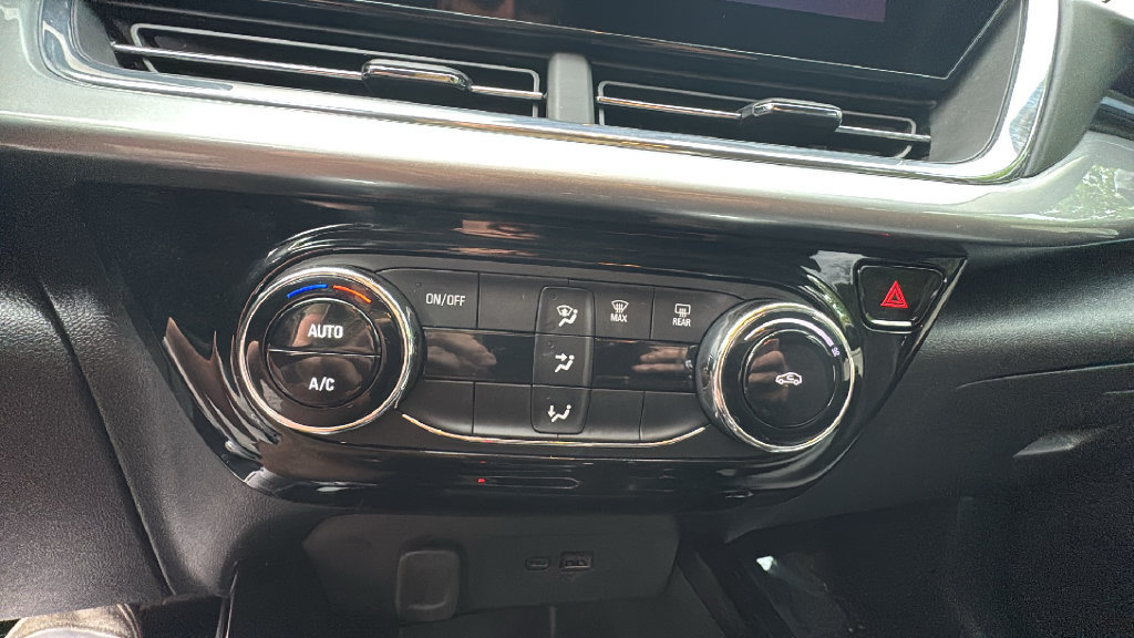 Used 2025 Chevrolet Trax LT FWD image 21