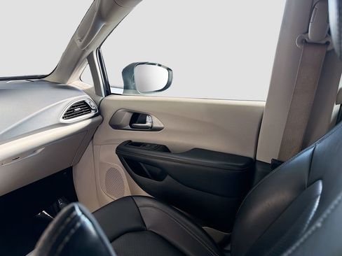 Used 2023 Chrysler Pacifica Touring-L image 22