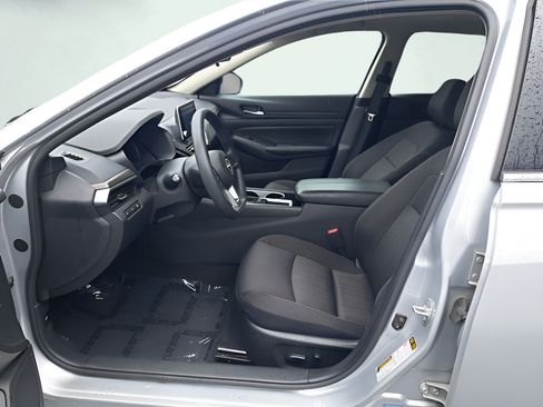 Used 2024 Nissan Altima 2.5 SV FWD image 10