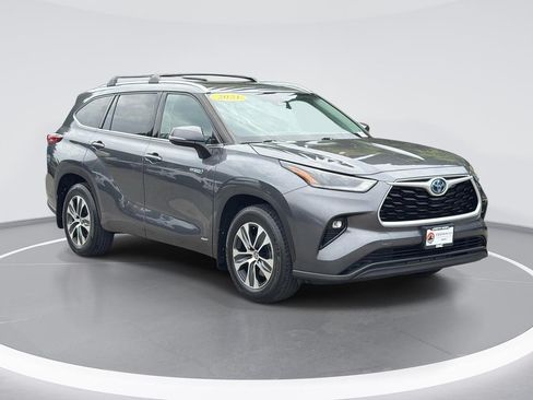Used 2021 Toyota Highlander XLE AWD/4WD image 1