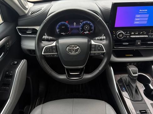 Used 2023 Toyota Highlander Limited FWD image 15