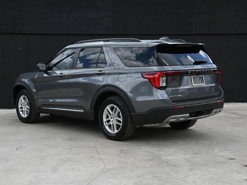 Used 2025 Ford Explorer Active w/ Active Comfort Package RWD image 3