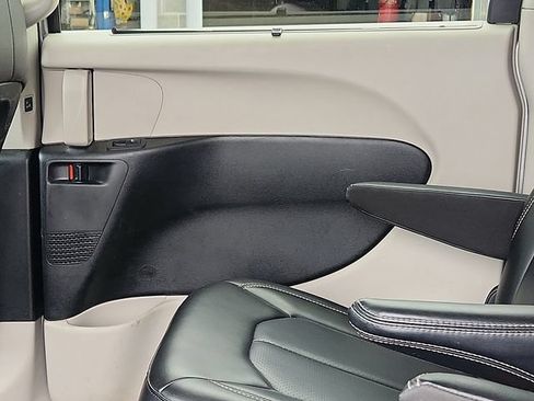 Used 2023 Chrysler Pacifica Touring-L FWD image 26