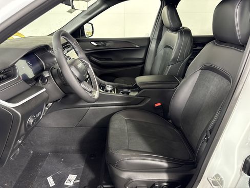 New 2025 Jeep Grand Cherokee Altitude image 9