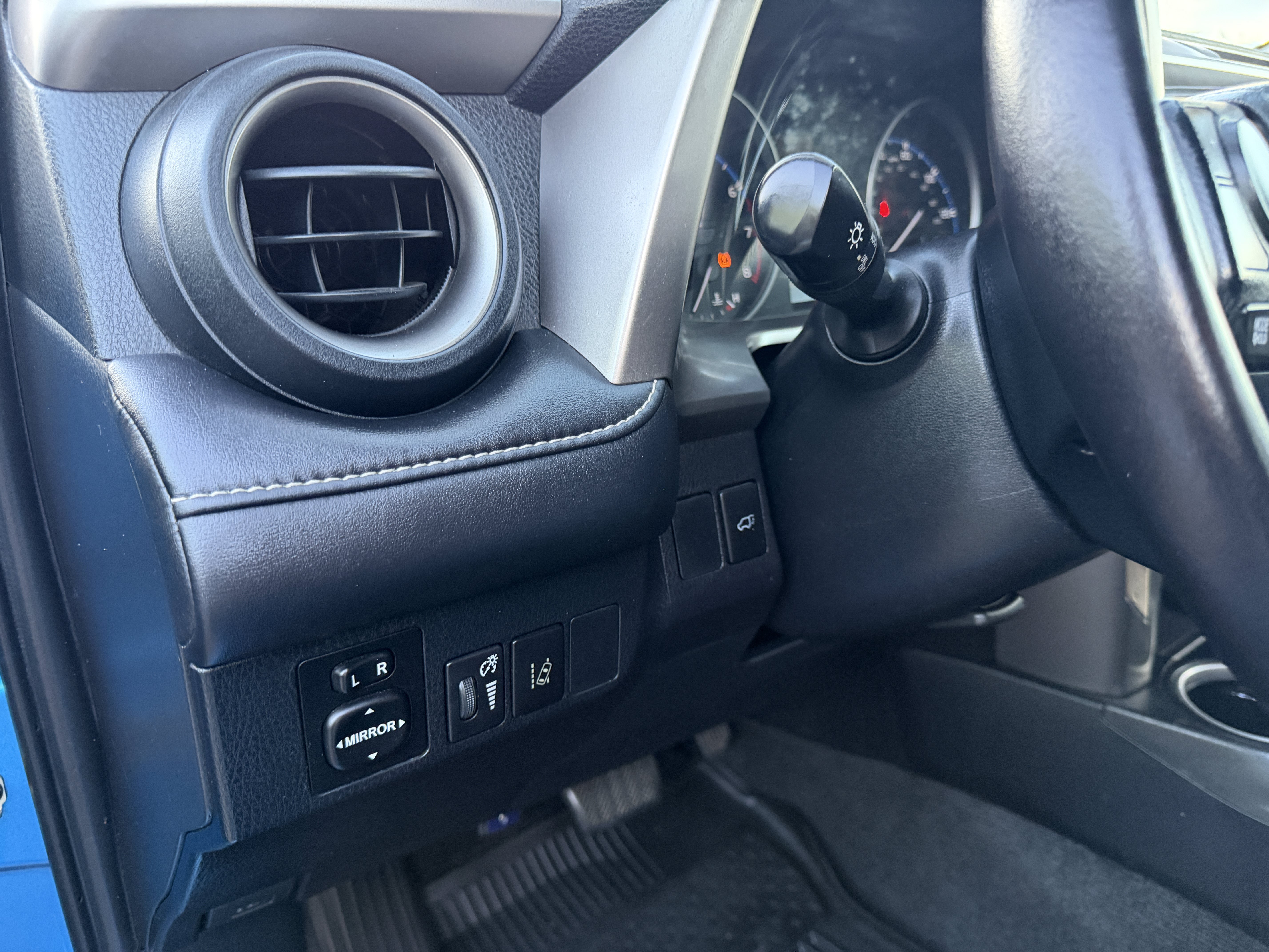 Used 2017 Toyota RAV4 XLE w/ Preferred Accessory Package FWD image 17