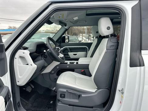 Used 2025 Land Rover Defender 90 S image 20