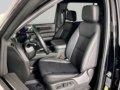 Used 2026 Chevrolet Suburban LT RWD image 8