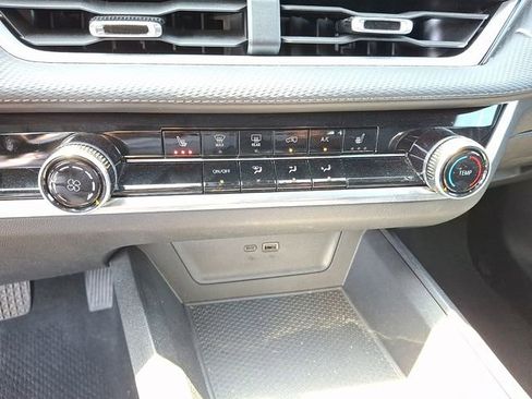 Used 2025 Chevrolet Equinox LT FWD image 10