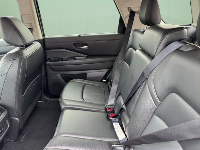 Used 2023 Nissan Pathfinder SL AWD/4WD image 10